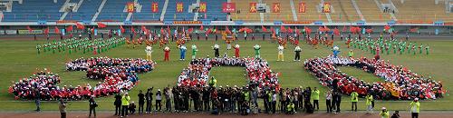 1月16日,廣州市民在黃埔體育中心組成300的字樣。1月16日是廣州亞運會倒計時300天。廣州在黃埔體育中心舉辦“迎亞運 創(chuàng)文明 賀新春”大型群眾性慶?;顒樱ㄟ^人民群眾的廣泛參與傳遞“快樂亞運”的理念。新華社記者 劉大偉 攝