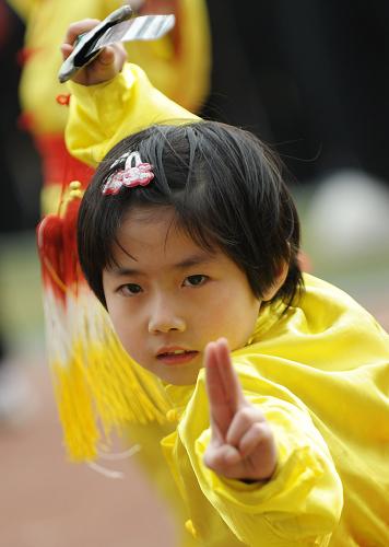 1月16日,7歲大的許詠捷小朋友在亞運會倒計時300天慶?;顒又斜硌菸湫g(shù)。廣州在黃埔體育中心舉辦“迎亞運 創(chuàng)文明 賀新春”大型群眾性慶祝活動,通過人民群眾的廣泛參與傳遞“快樂亞運”的理念。新華社記者 劉大偉 攝