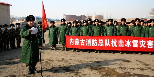 1月18日,內(nèi)蒙古自治區(qū)公安消防總隊“冰雪災(zāi)害搶險救援突擊隊”隊員們在出征動員儀式上宣誓。當(dāng)日,內(nèi)蒙古自治區(qū)公安消防總隊和錫林郭勒盟、烏蘭察布市、呼倫貝爾市三地的消防支隊相繼成立了“冰雪災(zāi)害搶險救援突擊隊”,以應(yīng)對近期的冰雪災(zāi)害。突擊隊將充分發(fā)揮消防部隊人員、裝備和技術(shù)優(yōu)勢,深入到災(zāi)區(qū)的鐵路、公路沿線和邊遠農(nóng)村牧區(qū),開展鏟除積雪、打通道路、搶救被困群眾、為受災(zāi)地區(qū)運送食物及生活用品等行動,切實幫助人民群眾解決因災(zāi)害天氣造成的困難。新華社記者 王宇天 攝