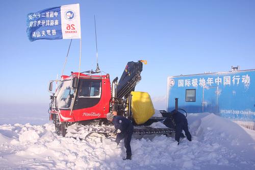 1月20日,中國(guó)南極格羅夫山考察隊(duì)隊(duì)員正在鏟除積雪,防止雪地車被埋。新華社記者 崔靜 攝