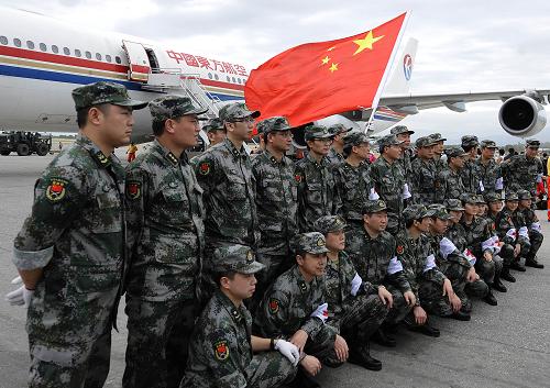 1月25日,中國醫(yī)療防疫救護隊成員在抵達海地首都太子港后在機場合影。搭載中國醫(yī)療防疫救護隊的東方航空公司MU299次包機于當?shù)貢r間25日14點35分抵達海地太子港機場。隨機抵達的還有增援中國赴海地維和警察防暴隊的4名隊員,及我國赴海地撤僑工作組23人。此次包機是北京時間24日17時50分從北京首都機場起飛的,先后經(jīng)停加拿大溫哥華和牙買加金斯頓,歷經(jīng)33小時,累計航程超過15000公里。按計劃,先期抵達海地并圓滿完成救援任務的中國國際救援隊50人,外交部、公安部赴海地工作組以及我國在海地的48名公民將搭乘這架大型客機返回祖國。新華社記者 吳曉凌 攝