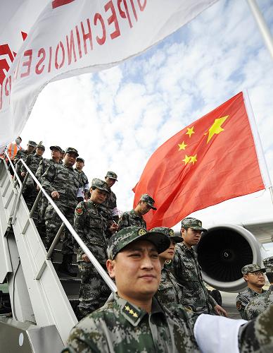 1月25日,中國醫(yī)療防疫救護(hù)隊(duì)成員在抵達(dá)海地首都太子港后走下飛機(jī)。新華社記者 吳曉凌 攝