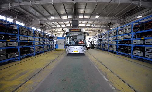 這是純電動公交車更換電池的“加油站”(1月25日攝)。新華社記者 李文 攝