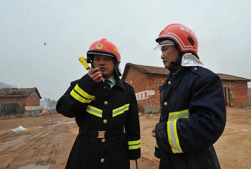 1月26日,消防人員在湖南省岳陽臨湘市桃林鎮(zhèn)長津鞭炮廠爆炸事故現(xiàn)場(chǎng)忙碌。新華社記者 龍弘濤 攝