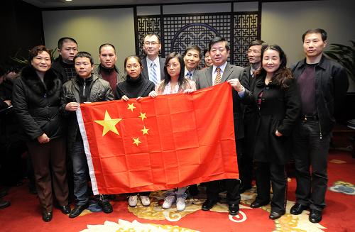 1月27日,中國公民在北京首都國際機(jī)場與外交部工作人員合影。當(dāng)日,48名滯留海地的中國公民隨結(jié)束海地救援任務(wù)的中國國際救援隊(duì)乘包機(jī)安全抵達(dá)首都機(jī)場。 新華社記者 金良快 攝