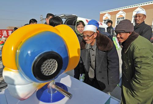 2月4日,閩寧鎮(zhèn)農(nóng)民在“三下鄉(xiāng)”活動啟動儀式上觀看科教儀器。2月4日,寧夏銀川市永寧縣“迎新春、三下鄉(xiāng)”活動在該縣閩寧鎮(zhèn)啟動??萍肌⑿l(wèi)生、文化、農(nóng)業(yè)等部門的“三下鄉(xiāng)”小分隊在現(xiàn)場開展了各項服務、宣傳工作。新華社記者 王鵬 攝