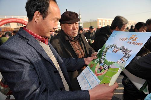 2月4日,農(nóng)民在“三下鄉(xiāng)”活動上觀看醫(yī)療宣傳掛圖。新華社記者 王鵬 攝