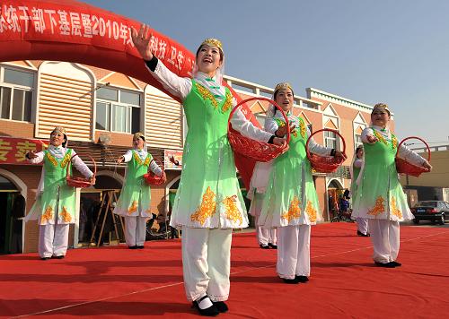 2月4日,“三下鄉(xiāng)”文藝演出隊為農(nóng)民表演節(jié)目。新華社記者 王鵬 攝
