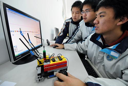 2月5日,參賽學(xué)生在調(diào)試自己制作的尋跡走機(jī)器人。新華社記者 孫參 攝