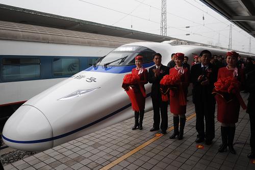 2月6日上午,各界人士為在西安車站首發(fā)的西安開往鄭州的G2004次時(shí)速350公里國(guó)產(chǎn)CRH2“和諧號(hào)”動(dòng)車組列車剪彩。當(dāng)日,中國(guó)中西部第一條高速鐵路鄭州至西安高速鐵路正式投入運(yùn)營(yíng)。鄭州至西安高速鐵路全長(zhǎng)505公里,列車運(yùn)營(yíng)時(shí)速350公里,開通后列車直達(dá)最短時(shí)間由6個(gè)多小時(shí)縮短至2小時(shí)以內(nèi)。 新華社記者 丁海濤 攝