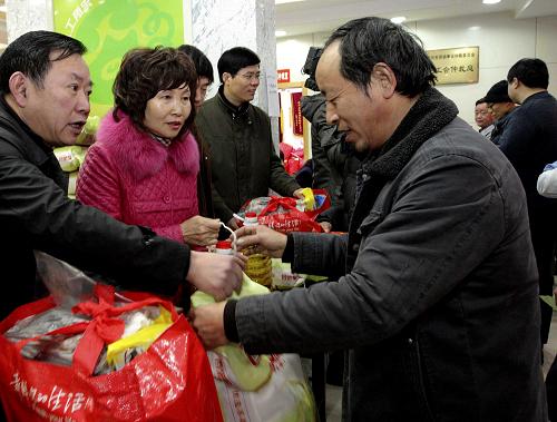 2月5日,浙江紹興市困難職工開心地領(lǐng)取年貨和慰問金。當(dāng)日,浙江紹興市總工會(huì)對(duì)500名生活困難職工和失業(yè)工人進(jìn)行集中慰問,向每人發(fā)放價(jià)值300元的年貨和1300元慰問金。紹興市總工會(huì)送溫暖工程始于1993年春節(jié),17年來巳累計(jì)慰問困難職工、失業(yè)工人和外來務(wù)工者上萬名。新華社發(fā)(袁云 攝)