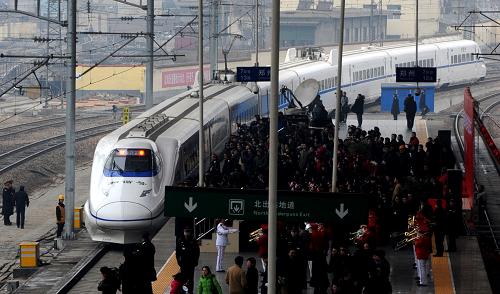 2月6日,鄭州開往西安的G2003次“和諧號(hào)”動(dòng)車組列車從鄭州火車站開出。當(dāng)日,中國(guó)中西部第一條高速鐵路鄭州至西安高速鐵路正式投入運(yùn)營(yíng)。鄭州至西安高速鐵路全長(zhǎng)505公里,列車運(yùn)營(yíng)時(shí)速350公里,開通后列車直達(dá)最短時(shí)間由6個(gè)多小時(shí)縮短至2小時(shí)以內(nèi)。新華社記者 朱祥 攝