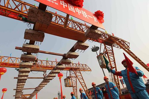 2月8日,北京地鐵亦莊線第一段鐵軌在位于北京南四環(huán)的鋪軌現(xiàn)場緩緩落下。當(dāng)日,北京地鐵亦莊線開始鋪軌施工,全部鋪軌工作將于7月完成,預(yù)計(jì)2010年年底前開通試運(yùn)營。亦莊線是聯(lián)系北京亦莊開發(fā)區(qū)與中心城區(qū)的快速地鐵線,全長23.23公里。開通后,它的最高行車速度將達(dá)到每小時(shí)80公里,全程運(yùn)行時(shí)間約33分鐘。線路開通初期設(shè)計(jì)客流為每天20萬人次,最高設(shè)計(jì)客流為每天40萬人次。新華社記者 李志勇 攝