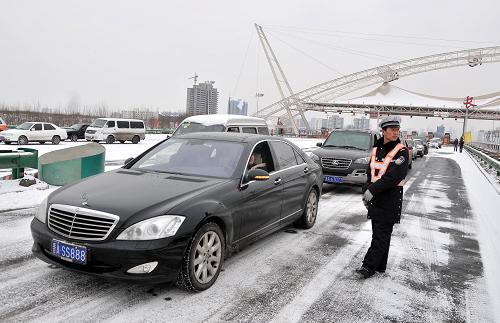 2月10日,一位山西高速交警在太原長風(fēng)收費(fèi)口指揮車輛排隊(duì),等候警車帶道。從2月9日夜間開始,山西出現(xiàn)大范圍降雪,全省多條高速公路積雪結(jié)冰,造成眾多車輛和人員滯留。為了讓滯留人員盡快回家過年,山西高速交警在保證安全的前提下,采取警車帶道、控制時(shí)速、分段接力的方式,將部分滯留車輛安全護(hù)送“回家”。新華社記者 武敵 攝