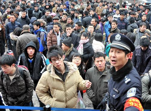 2月10日,在太原市建南汽車站,一位工作人員在疏導(dǎo)旅客。新華社記者 武敵 攝