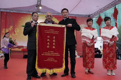 2月14日,雅典華人自發(fā)制作錦旗獻給雅典市長卡克拉馬尼斯(前左二),以表達感謝之情。當日,旅居希臘的華人華僑在雅典市政廳廣場舉行了名為“和諧之春——同一個家園同一份愛”大型慶新春慶?;顒?,和數(shù)千名希臘觀眾一起慶祝中國農歷新年。 新華社發(fā)(馬里奧斯·羅洛斯攝)
