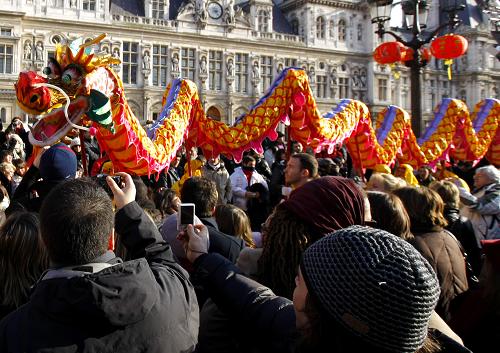 2月14日,人們?cè)诜▏?guó)巴黎市政廳廣場(chǎng)上觀看春節(jié)游行。當(dāng)天,法國(guó)各大華僑華人社團(tuán)從巴黎市政廳廣場(chǎng)出發(fā)舉行彩裝游行,慶祝中國(guó)虎年春節(jié)的到來。 新華社記者 張玉薇 攝