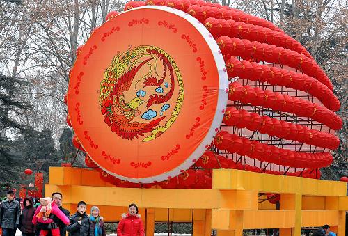 這座鼓狀“迎春宮燈”,由450個紅燈籠拼裝而成,占地近200平方米,是今年鄭州迎春燈會的“宮燈之最”(2月15日攝)。年年春節(jié)看花燈,年年花燈有不同。在鄭州市人民公園今年舉辦的迎春燈會上,幾座巨型花燈格外惹眼。這些花燈中的“龐然大物”,為虎年春節(jié)營造了歡樂氣氛。新華社記者 王頌 攝