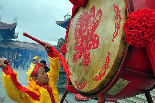 2月16日,在湄洲島舉行的迎春祈年典禮活動(dòng)上,一位擊鼓手在擂鼓迎春。春節(jié)期間,福建省莆田市湄洲島結(jié)合當(dāng)?shù)匚幕厣瞥雒袼子?,舉辦莆仙戲表演、媽祖供品展示、媽祖文化展示、民俗文藝表演等活動(dòng),吸引了大量游客。新華社發(fā)(林劍冰 攝)