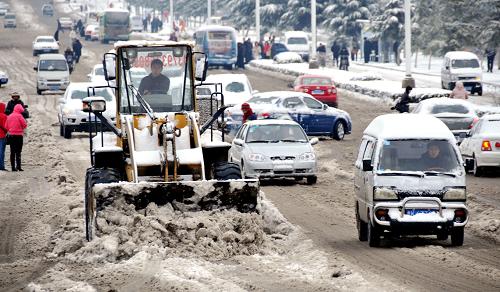 3月1日清晨,山東省乳山市投入大型除雪機械上街清除積雪,確保道路安全暢通。 新華社發(fā)(劉國賢 攝)