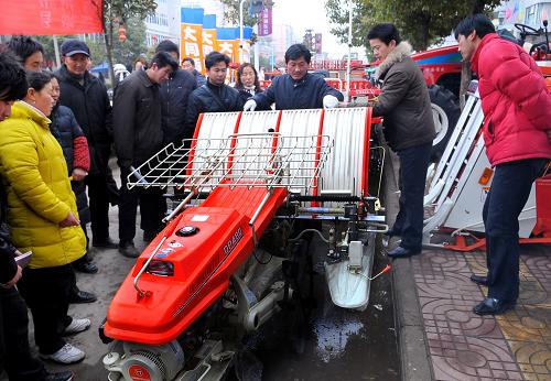 3月1日,農(nóng)機(jī)部門工作人員在農(nóng)機(jī)展銷活動現(xiàn)場向農(nóng)民講解農(nóng)機(jī)操作方法。新華社發(fā)(王家國 攝)