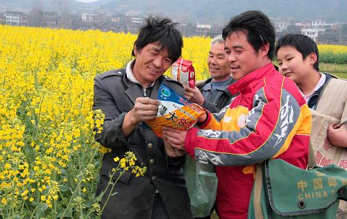 3月2日,湖南省邵陽縣下花橋郵政支局工作人員易惠民(右二)在田頭為農(nóng)戶配送春播種子。春耕時(shí)節(jié),邵陽縣郵政局198個(gè)“三農(nóng)服務(wù)站”的工作人員走進(jìn)田間地頭,為農(nóng)民配送種子、化肥、農(nóng)藥等。新華社發(fā)(李愛民 攝)