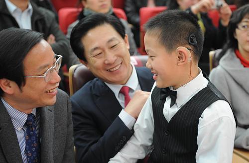 3月3日,一位通過人工耳蝸植入復(fù)聰?shù)男∨笥言谂c參加愛耳日活動(dòng)的專家交談。當(dāng)天是第十一次全國(guó)“愛耳日”,北京市有關(guān)部門舉辦了耳聾防治科普講座,向公眾介紹人工耳蝸植入手術(shù),并免費(fèi)為市民進(jìn)行聽力測(cè)試。新華社記者 李文 攝