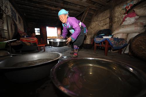 3月3日,云南省曲靖市麒麟?yún)^(qū)東山鎮(zhèn)牙必克村村民接水回家,當(dāng)?shù)卣M織送水車每天到村子送水。新華社記者 秦晴 攝