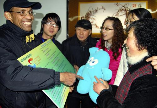 3月3日,江蘇大學(xué)外國(guó)語學(xué)院的外籍教師指導(dǎo)社區(qū)居民學(xué)習(xí)與世博會(huì)相關(guān)的禮儀英語。當(dāng)日,江蘇大學(xué)外國(guó)語學(xué)院幾名外籍教師和部分大學(xué)生一起走進(jìn)鎮(zhèn)江市潤(rùn)州區(qū)寶塔路街道同德里社區(qū),開展“‘世博’英語進(jìn)社區(qū)”活動(dòng),指導(dǎo)居民學(xué)習(xí)與上海世博會(huì)相關(guān)的禮儀英語,表達(dá)對(duì)世博會(huì)的熱切期盼。新華社發(fā)(石玉成 攝)