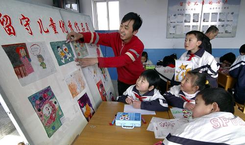 3月3日,遼寧義縣稍戶營子鎮(zhèn)幾名留守兒童在“留守兒童之家”學(xué)習(xí)美術(shù)。新華社發(fā)(李鐵成 攝)