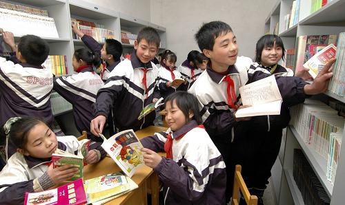 3月3日,遼寧義縣稍戶營子鎮(zhèn)的留守兒童在“留守兒童之家”閱覽室閱讀。新華社發(fā)(李鐵成 攝)