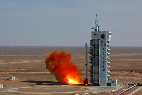 3月5日12時(shí)55分,我國(guó)在酒泉衛(wèi)星發(fā)射中心用“長(zhǎng)征四號(hào)丙”運(yùn)載火箭成功地將“遙感衛(wèi)星九號(hào)”送入太空預(yù)定軌道。圖為火箭發(fā)射瞬間。新華社發(fā)(許海晗攝)