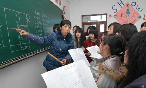 3月5日,一批農(nóng)民工在錦州市太和職業(yè)教育培訓(xùn)中心接受短期縫紉技術(shù)培訓(xùn)。遼寧省錦州市太和職業(yè)教育培訓(xùn)中心為緩解企業(yè)“用工荒”問(wèn)題,采取短期招生培訓(xùn)方式,對(duì)農(nóng)民工、下崗工等進(jìn)行培訓(xùn),不到半個(gè)月為用工單位輸送電焊、機(jī)修技術(shù)等工人410名,并已經(jīng)全部頂崗到位。新華社發(fā)(李鐵成 攝)