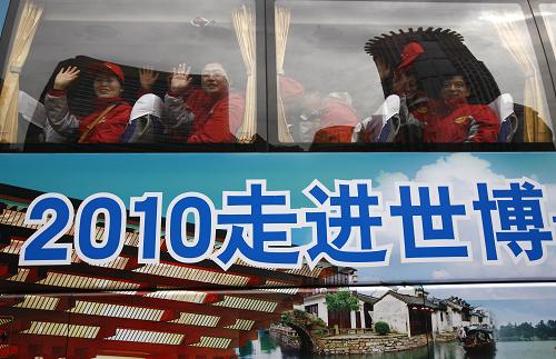 3月18日,旅游大篷車車隊成員在出發(fā)前向送行的人群揮手告別。當日,由國家旅游局主辦的“2010走進世博——旅游大篷車”大型宣傳推廣活動在上海啟動,繪有世博主題宣傳彩繪圖案的大巴車從南京路出發(fā),前往江蘇、安徽、河南、山東、河北、天津、北京等地,并將在沿途各省、市舉行面向公眾的世博宣傳以及面向旅游業(yè)內的“世博旅游之夜”活動。活動為期18天,行程將達5000余公里。新華社記者 裴鑫 攝