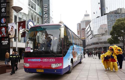 3月18日,旅游大篷車從南京路世紀廣場啟程。新華社記者 裴鑫 攝