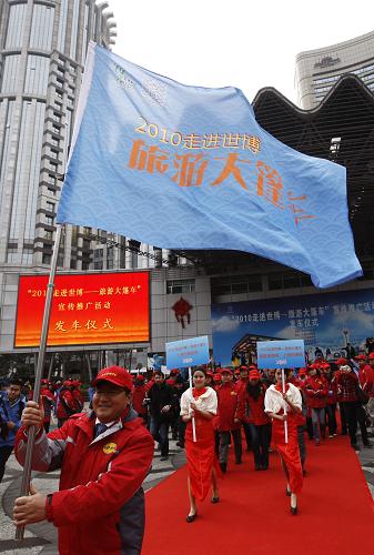 3月18日,旅游大篷車車隊的成員正準備登車出發(fā)。新華社記者 裴鑫 攝