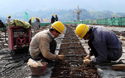 3月25日,工人在湖北秭歸縣茅坪河大橋工地施工。據(jù)悉,湖北省三峽翻壩高速公路建設(shè)將于今年全面完成一期土建工程和二期路面、房建、綠化、機(jī)電工程,確保年內(nèi)通車,屆時(shí)長(zhǎng)江航運(yùn)翻壩運(yùn)輸壓力將得到緩解。總投資40億元、全長(zhǎng)58公里的三峽翻壩高速公路是三峽工程重點(diǎn)配套項(xiàng)目,公路位于長(zhǎng)江南岸,起于三峽大壩上游秭歸縣曲溪橋,止于葛洲壩下游宜昌長(zhǎng)江公路大橋橋南。新華社發(fā)(鄭家裕 攝)