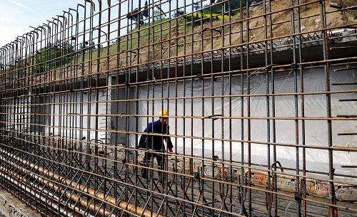 3月25日,工人在湖北秭歸縣茅坪河大橋工地施工。新華社發(fā)(鄭家裕 攝)