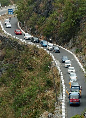 3月23日,在廣西河池市巴馬瑤族自治縣東山鄉(xiāng)的山間道路上,一隊送水車隊在為旱區(qū)群眾運送愛心水。初春三月,西南大地上映入我們眼簾的是這樣一抹顏色,那十丈高枝上盛開的木棉花,碩大如碗,紅艷似火。這象征著堅韌不拔精神的英雄花,在遭遇百年大旱的西南大地鉛灰土黃的底色上,更顯艷麗和堅強。連日來,記者奔走在西南五省區(qū)市大地上,一片片干裂的農(nóng)田、一座座干涸的水庫、一個個早已見底的水窖,向人們訴說著這場旱災(zāi)的沖擊和威脅:6000多萬人受災(zāi)!1800多萬人飲水困難!9000多萬畝耕地受旱!直接經(jīng)濟損失230多億元!山石間弓身背水的農(nóng)婦,盤山路上驅(qū)車送水的志愿者車隊、田地里指導(dǎo)節(jié)水育苗的農(nóng)技人員、群山間打井找水的水利人員、村落里奔走指揮的基層干部……恰似那扎根石頭縫里固水保土的木棉樹,越是無甘霖,越扎根向下。新華社記者 李斌 攝