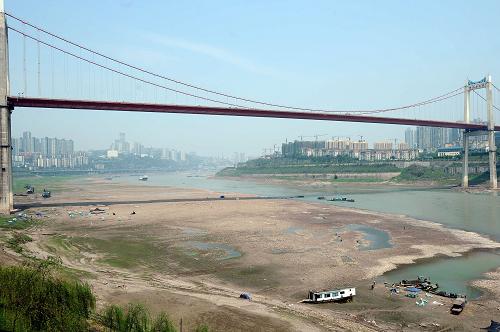這是重慶鵝公巖長江大橋下大面積裸露的河床(3月26日攝)。新華社記者 周衡義 攝
