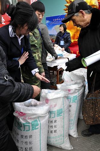 3月26日,在黑龍江省寧安市農(nóng)資大市場(chǎng),農(nóng)業(yè)技術(shù)人員向農(nóng)民介紹測(cè)土配肥的好處。當(dāng)日,黑龍江省寧安市農(nóng)資大市場(chǎng)正式投入使用,現(xiàn)場(chǎng)測(cè)土配肥的資料被農(nóng)民搶閱一空,不少農(nóng)民還定購(gòu)了用于水稻生產(chǎn)的配方肥料。截至目前,寧安市農(nóng)技推廣部門(mén)根據(jù)當(dāng)?shù)貐^(qū)域土質(zhì)肥料含量的不同而采集的6000個(gè)標(biāo)本樣土已經(jīng)完成檢驗(yàn)和配方,配方肥料正在同步加緊生產(chǎn),預(yù)計(jì)春耕前全部配送到戶。新華社發(fā)(張春祥 攝)