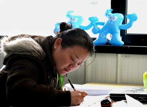 世博會長期管理崗位志愿者胡雪艷在志愿者工作室內(nèi)參加小測驗(yàn),以盡快熟悉片區(qū)內(nèi)的環(huán)境情況(3月25日攝)。新華社記者 劉穎 攝