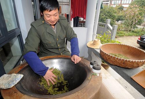 3月30日,一名炒茶工正在手工炒制龍井新茶。新華社記者 徐昱 攝