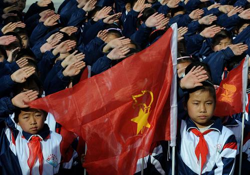 3月31日,張掖市高臺(tái)縣國(guó)慶小學(xué)少先隊(duì)員向紅西路軍烈士公墓行少先隊(duì)禮。新華社記者 韓傳號(hào) 攝