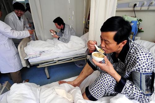 4月7日,龔長(zhǎng)中正在進(jìn)食。王家?guī)X透水事故獲救工人龔長(zhǎng)中曾通過(guò)在鉆桿上綁鐵絲向地面救援人員傳遞生命信號(hào)。目前龔長(zhǎng)中轉(zhuǎn)診至太原的山西醫(yī)科大學(xué)第一附屬醫(yī)院,身體恢復(fù)狀況良好?;貞浧鹄г诰碌臅r(shí)光,他表示自己從未放棄希望,樂(lè)觀、積極的心態(tài)支撐著他與班上30多名工人熬過(guò)了8天8夜。新華社記者 范敏達(dá) 攝