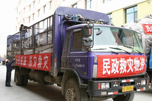 4月14日,運(yùn)送救災(zāi)物資的車輛整裝待發(fā)。當(dāng)日下午5時(shí)左右,青海省民政廳緊急調(diào)撥的棉帳篷、棉大衣等首批救災(zāi)物資啟程運(yùn)往玉樹(shù)地震災(zāi)區(qū)。據(jù)了解,目前青海省民政廳已向地震災(zāi)區(qū)提供1000萬(wàn)元救災(zāi)資金、棉帳篷5000頂、棉被10000床、棉大衣5000件、應(yīng)急燈200盞。運(yùn)送首批救援物資的車輛連夜趕往玉樹(shù)縣,如果道路情況正常,預(yù)計(jì)物資15日下午到達(dá)地震災(zāi)區(qū)。新華社記者 錢(qián)榮 攝
