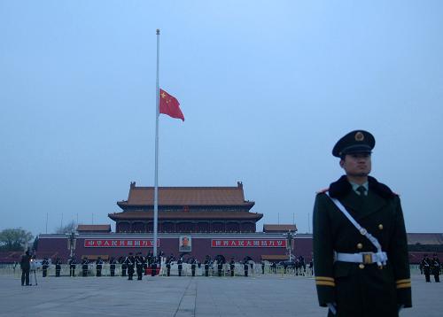 4月21日,北京天安門廣場(chǎng)下半旗,向玉樹地震遇難同胞致哀。新華社記者 公磊 攝
