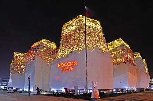 4月24日拍攝的世博園俄羅斯館夜景。當日,世博園試運行時間延遲到晚上12點。夜幕降臨后,園區(qū)內(nèi)各場館紛紛亮燈調(diào)試,將世博園區(qū)映照得流光溢彩。新華社發(fā)(郭長耀 攝)