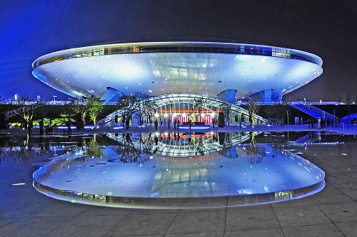 4月24日拍攝的世博園世博文化中心夜景。當日,世博園試運行時間延遲到晚上12點。夜幕降臨后,園區(qū)內(nèi)各場館紛紛亮燈調(diào)試,將世博園區(qū)映照得流光溢彩。新華社發(fā)(郭長耀 攝)