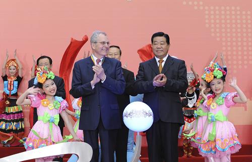 5月1日,中共中央政治局常委、全國(guó)政協(xié)主席賈慶林在上海世博園世博中心出席中國(guó)2010年上海世博會(huì)開園儀式。這是賈慶林和國(guó)際展覽局主席藍(lán)峰共同啟動(dòng)按鈕,為上海世博會(huì)開園。 新華社記者 黃敬文 攝